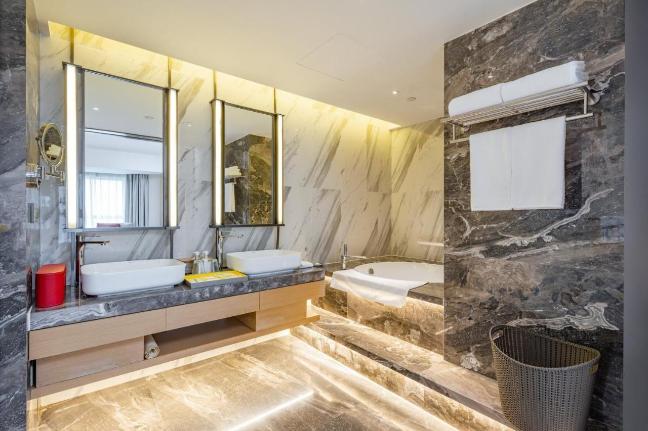 Holiday Inn Shanghai Huaxia By Ihg - Overlooking City Scenery At Sky View Restaurant Eksteriør billede