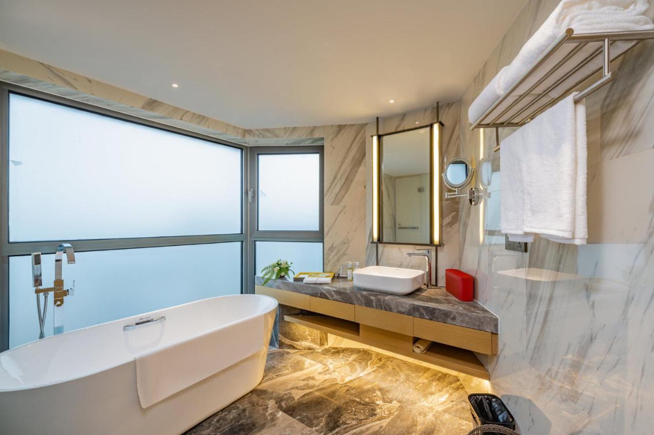 Holiday Inn Shanghai Huaxia By Ihg - Overlooking City Scenery At Sky View Restaurant Eksteriør billede