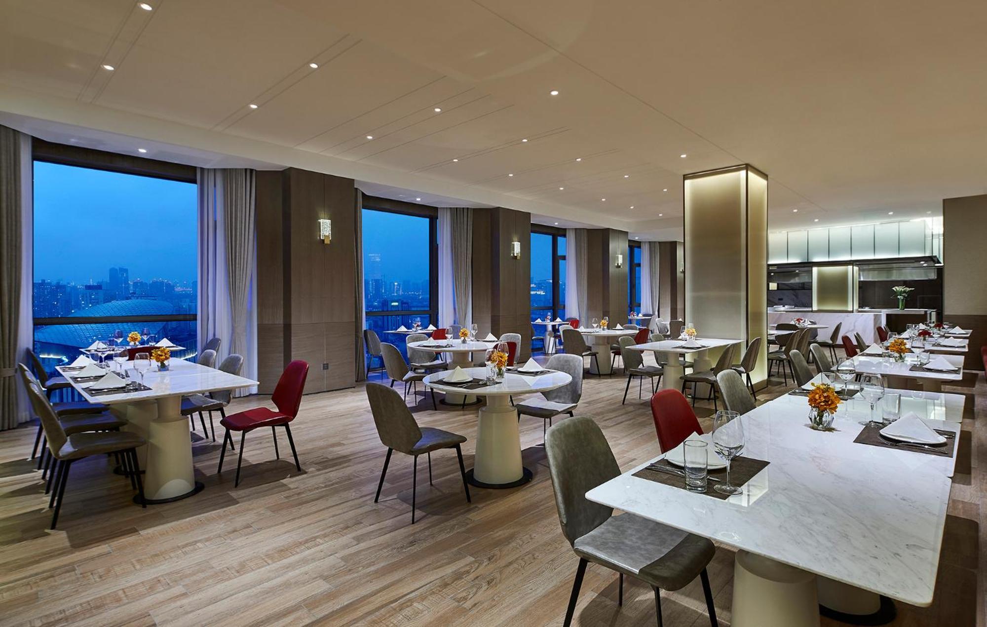 Holiday Inn Shanghai Huaxia By Ihg - Overlooking City Scenery At Sky View Restaurant Eksteriør billede
