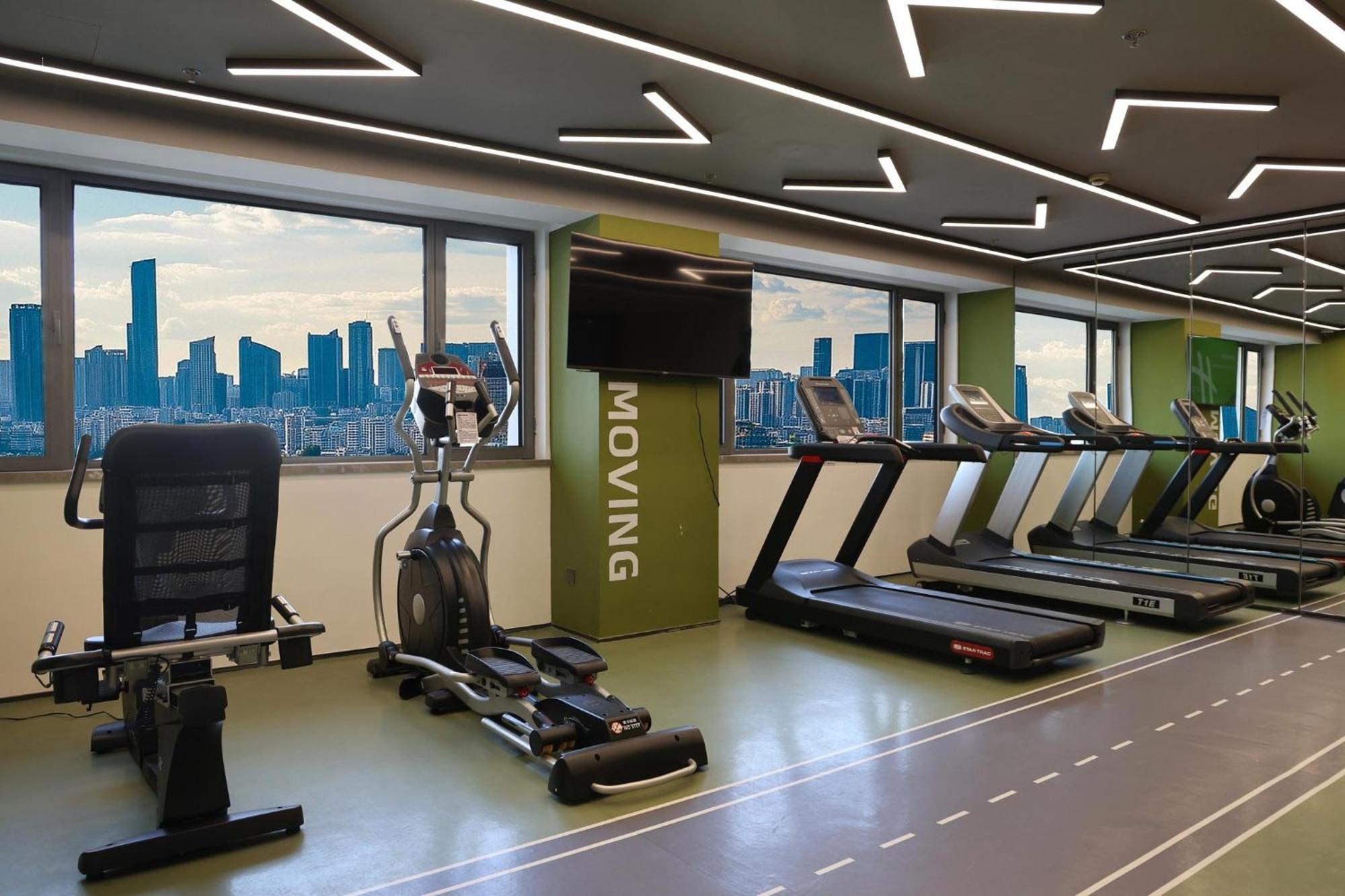 Holiday Inn Shanghai Huaxia By Ihg - Overlooking City Scenery At Sky View Restaurant Eksteriør billede