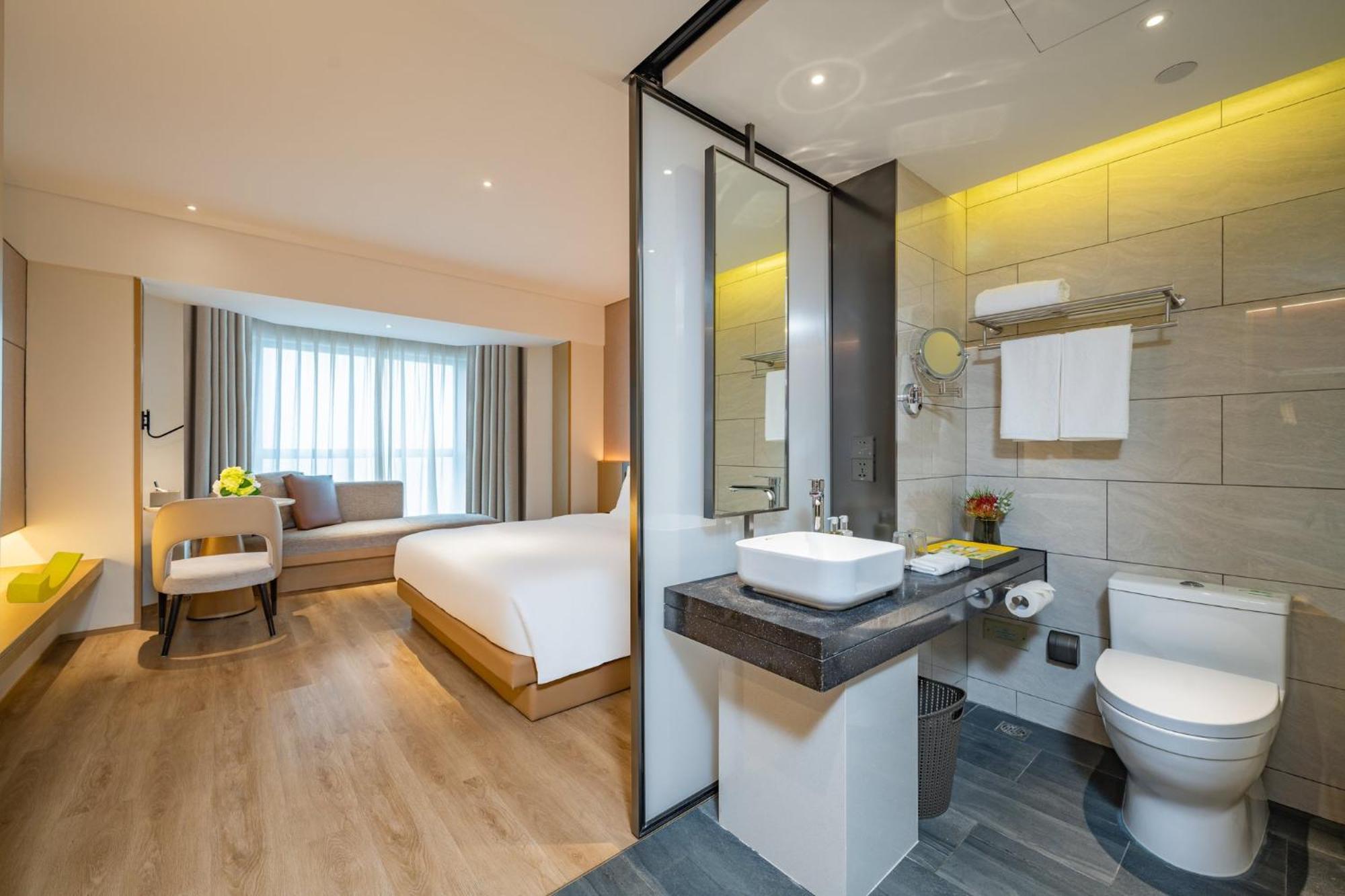 Holiday Inn Shanghai Huaxia By Ihg - Overlooking City Scenery At Sky View Restaurant Eksteriør billede